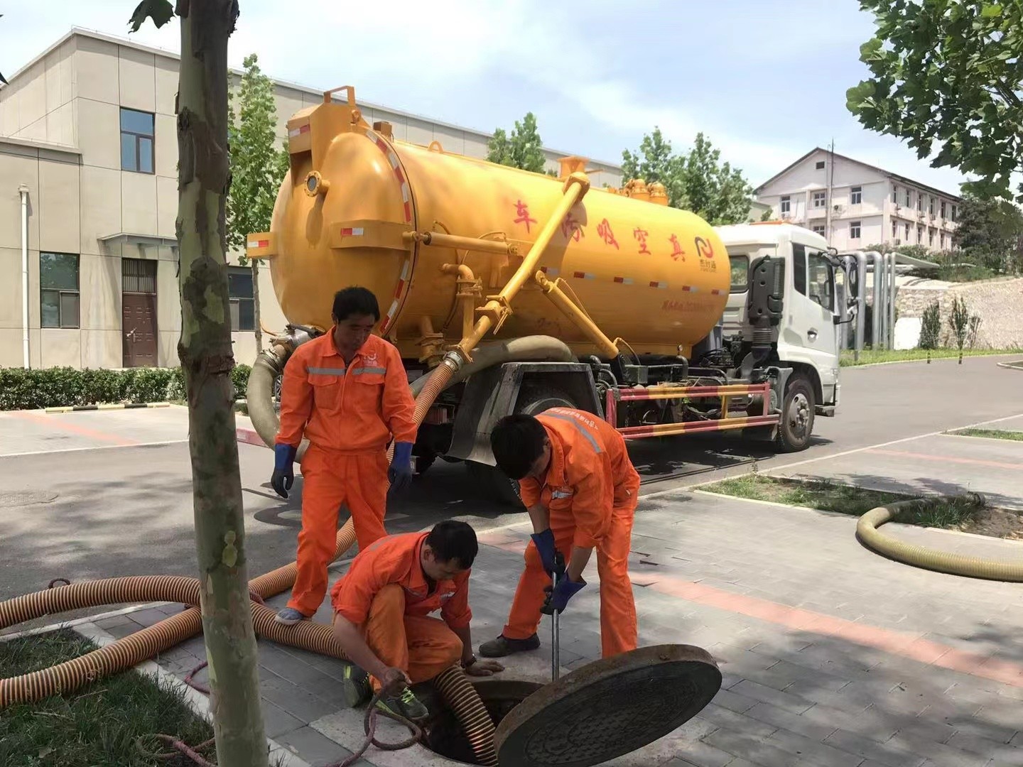 枞阳管道疏通车停在窨井附近