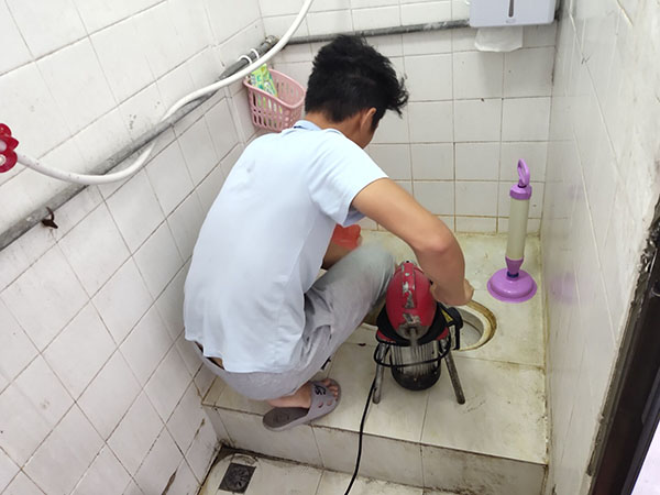 枞阳管道堵塞冒臭气 专业师傅现场解决问题